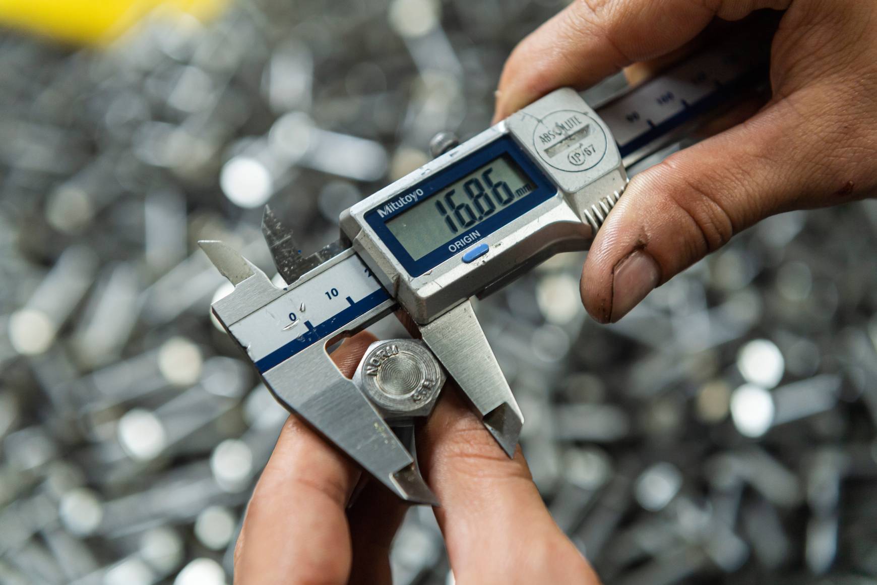 Inspection of a fastener with digital calipers